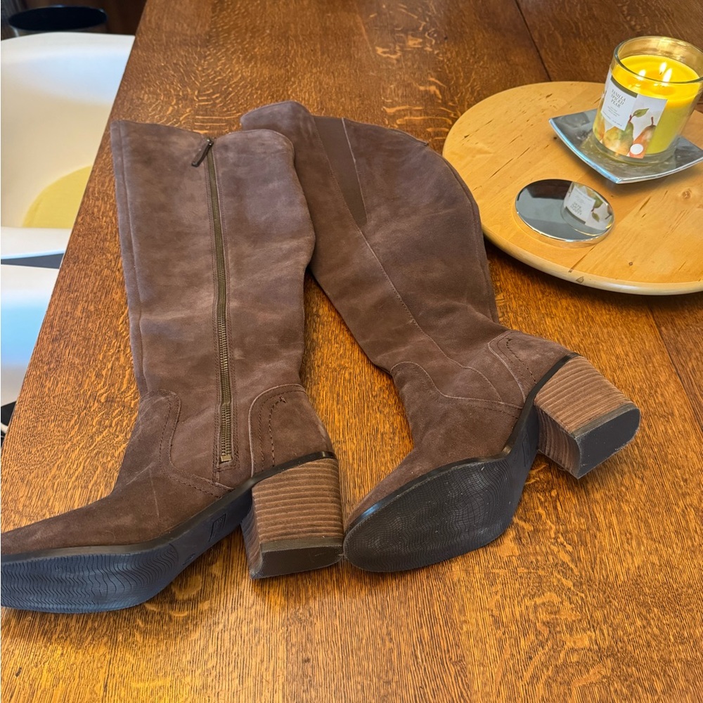 Brown, sized 9, thigh high boots. Beautiful!